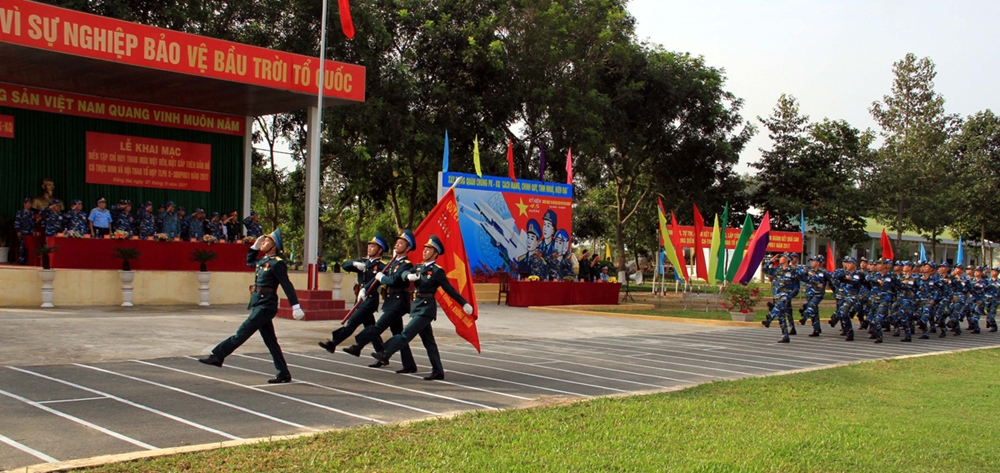 Duyệt đội ngũ tại lễ khai mạc.