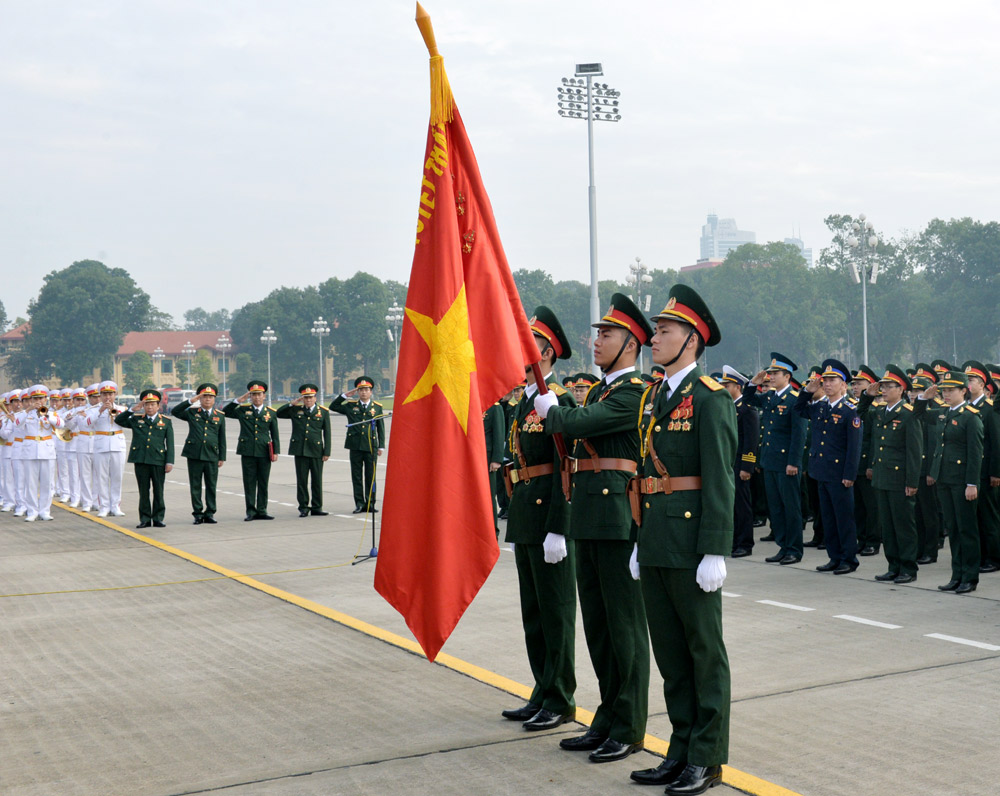 450 đại biểu đến dâng hương các Anh hùng Liệt sĩ và vào Lăng báo công dâng Bác