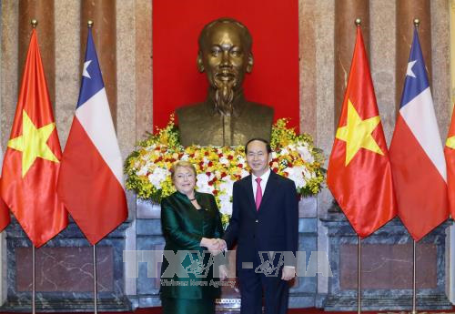 Chủ tịch nước Trần Đại Quang đón Tổng thống Chile Michelle Bachelet
