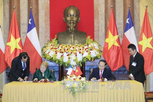Chủ tịch nước Trần Đại Quang và Tổng thống Chile Michelle Bachelet chủ trì họp báo chung