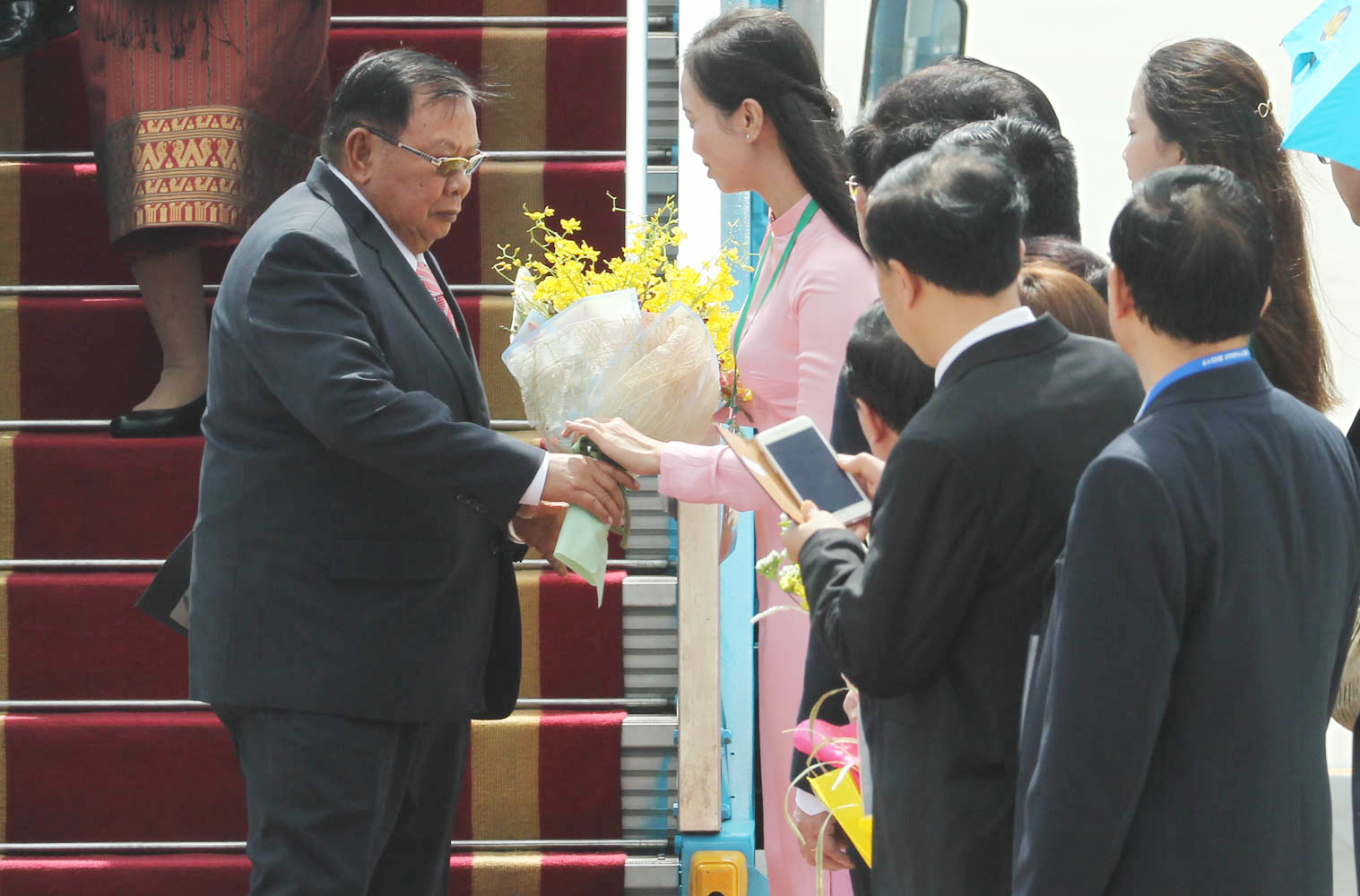 Tổng bí thư, Chủ tịch nước CHDCND Lào tới Đà Nẵng tham dự Tuần lễ Cấp cao APEC 2017
