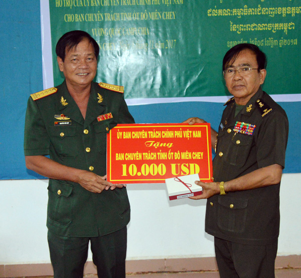 Ủy ban Chuyên trách Chính phủ Việt Nam trao 30.000 USD cho 3 địa phương Campuchia  

