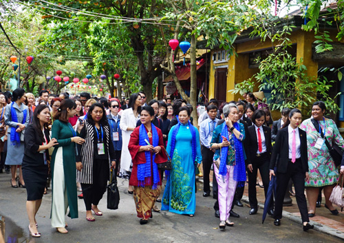 Phu nhân các trưởng đoàn nền kinh tế APEC tham quan phố cổ Hội An
