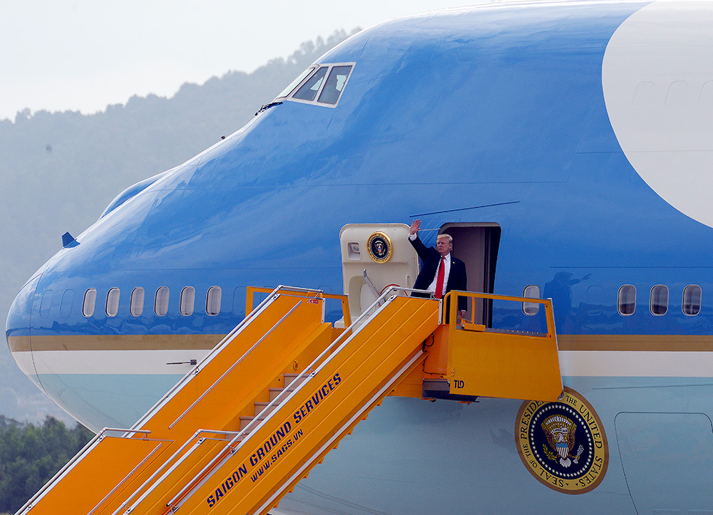 Tổng thống Hoa Kỳ Donald Trump rời Đà Nẵng, bắt đầu chuyến thăm cấp Nhà nước tới Việt Nam