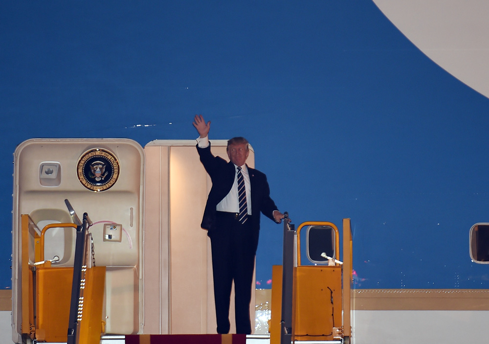 Tổng thống Hoa Kỳ Donald Trump đến Hà Nội, bắt đầu chuyến thăm cấp Nhà nước tới Việt Nam