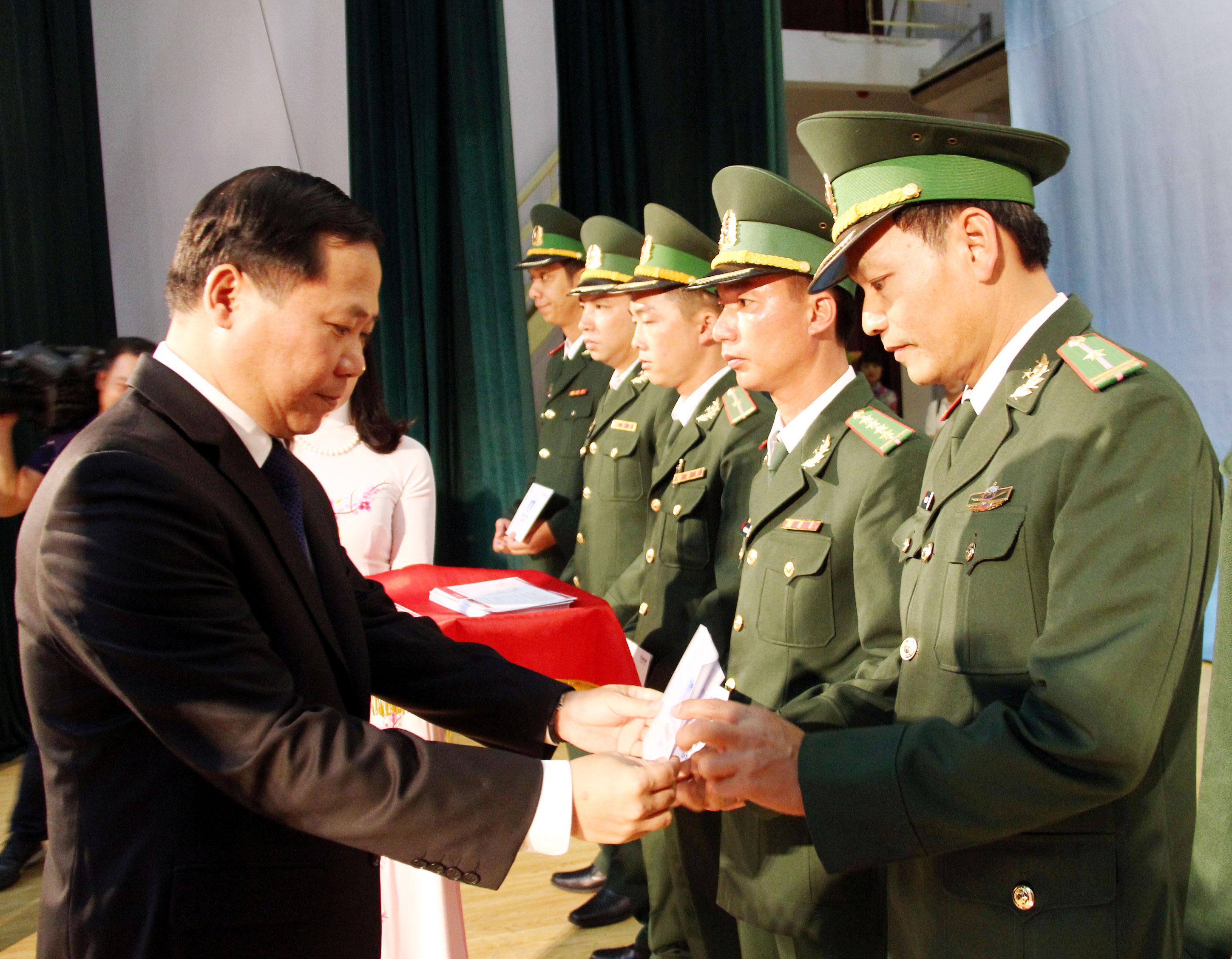 Gặp mặt 60 gương chiến sĩ mang quân hàm xanh
