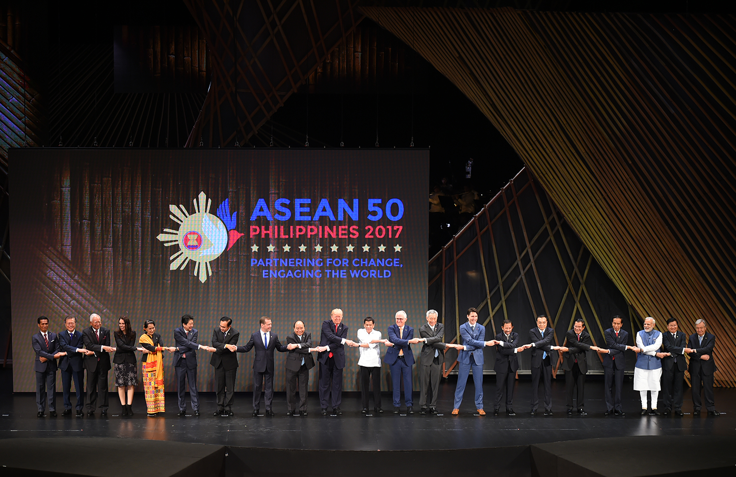 Thủ tướng Nguyễn Xuân Phúc dự Phiên khai mạc Hội nghị Cấp cao ASEAN-31 tại Philippines