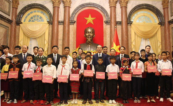 Chủ tịch nước Trần Đại Quang gặp mặt đại biểu chương trình “Chia sẻ cùng thầy cô” năm 2017 