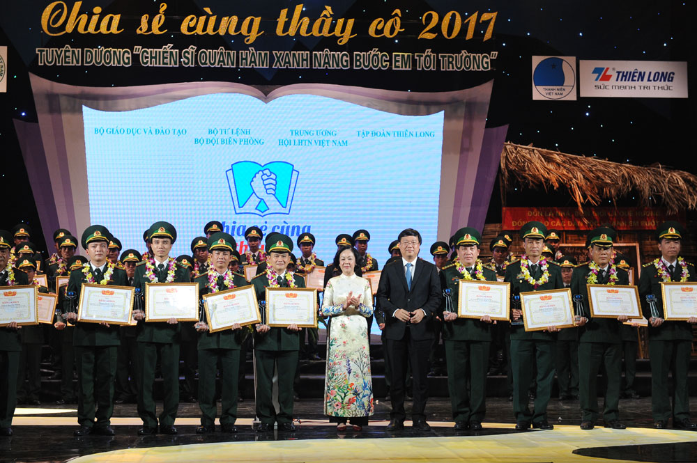 Tuyên dương chiến sĩ quân hàm xanh nâng bước em đến trường