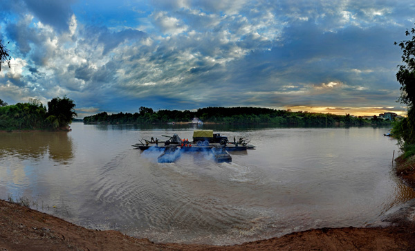 Sông Đồng Nai, nơi tổ chức vượt sông từ tỉnh Bình Dương sang tỉnh Đồng Nai có chiều rộng 225 mét.