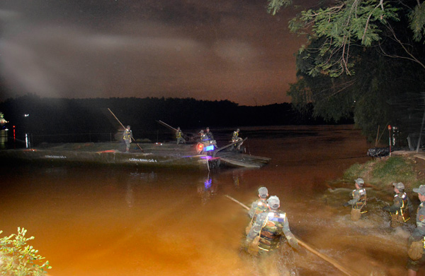 Phà PMP tiến hành cập bờ, sẵn sàng vận chuyển binh khí kỹ thuật vượt sông.