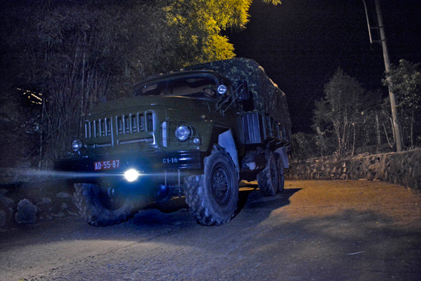 Xe kéo pháo Lữ đoàn Phòng không 71 hành quân xuống bến.