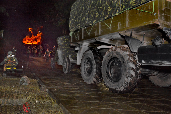 Đưa chất tải binh khí kỹ thuật lên phà.