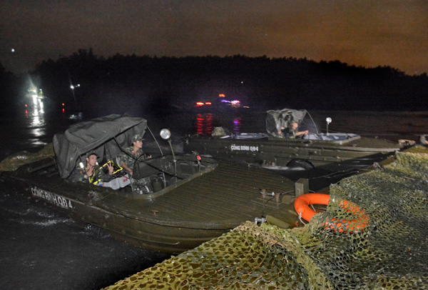 Ca nô đẩy phà qua sông.