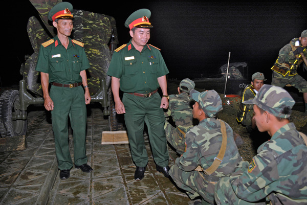 Lãnh đạo, chỉ huy Quân đoàn 4 kiểm tra, động viên cán bộ, chiến sĩ tham gia diễn tập.