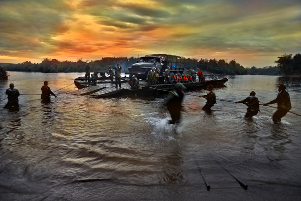 Tổ bờ phối hợp kéo phà cập bến.