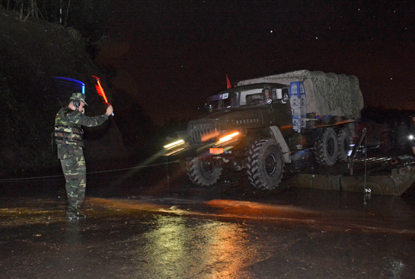 Các phương tiện, binh khí kỹ thuật vượt sông an toàn.