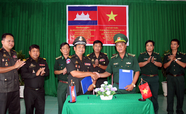 Đồn Biên phòng Cửa khẩu Quốc tế Sông Tiền (An Giang) ký kết hợp tác với Đại đội 3 Biên phòng, Campuchia
