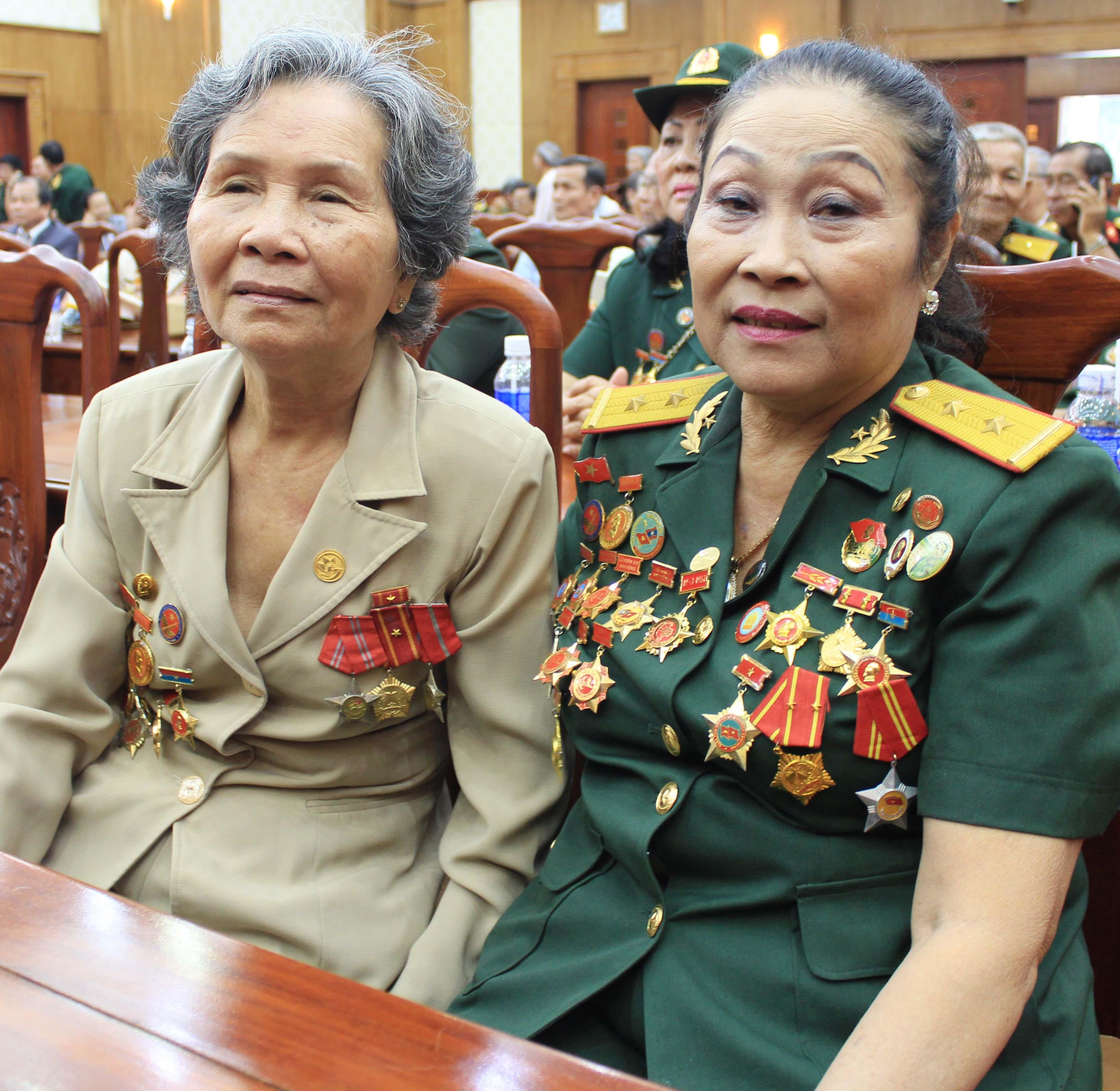 Cải trang làm nông dân đánh địch
