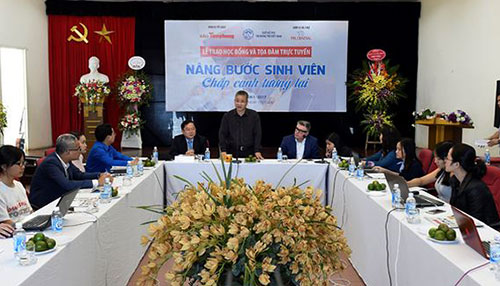 Trao 1,6 tỷ đồng cho sinh viên có hoàn cảnh gia đình đặc biệt khó khăn 
