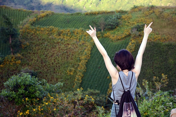 Sắc vàng của hoa dã quỳ hòa lẫn với nhiều màu sắc của thiên nhiên làm cho cảnh sắc Tây Nguyên trở nên thơ mộng.