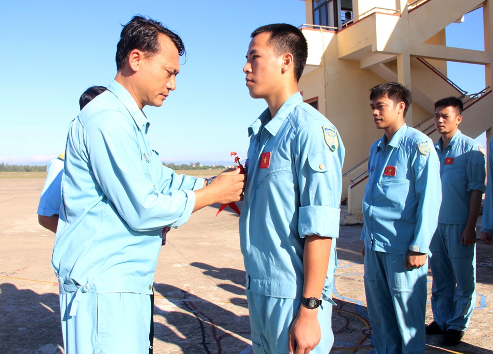 Chỉ huy Trung đoàn 910 (Trường Sĩ quan Không quân) gắn hoa bay đơn cho học viên phi công trực thăng Mi-8.