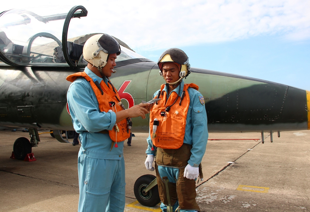 Thày trò cùng giảng bình, rút kinh nghiệm sau mỗi chuyến bay.