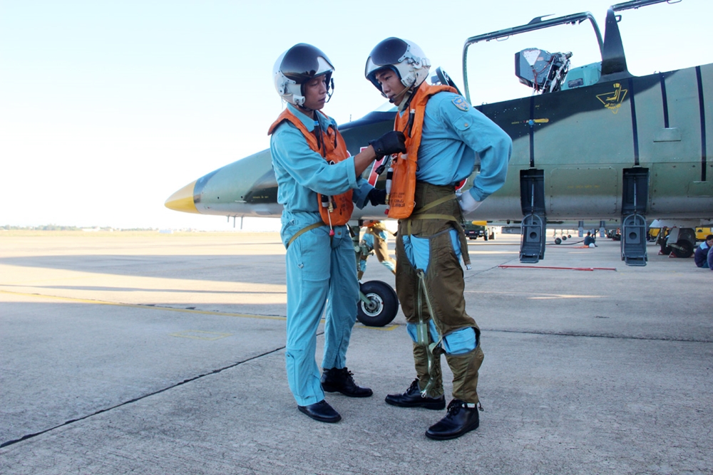 ...và bên máy bay L-39