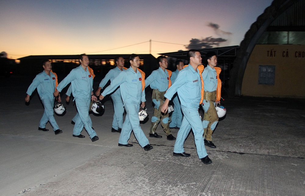 Phi công ra tiếp thu máy bay.