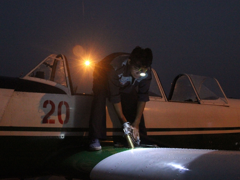 Tiến hành tra nạp nhiên liệu cho máy bay IAK-52 trước giờ bay huấn luyện.