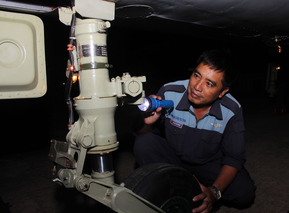 Nhân viên kỹ thuật hàng không kiểm tra hệ thống càng máy bay L-39 trước giờ huấn luyện bay.