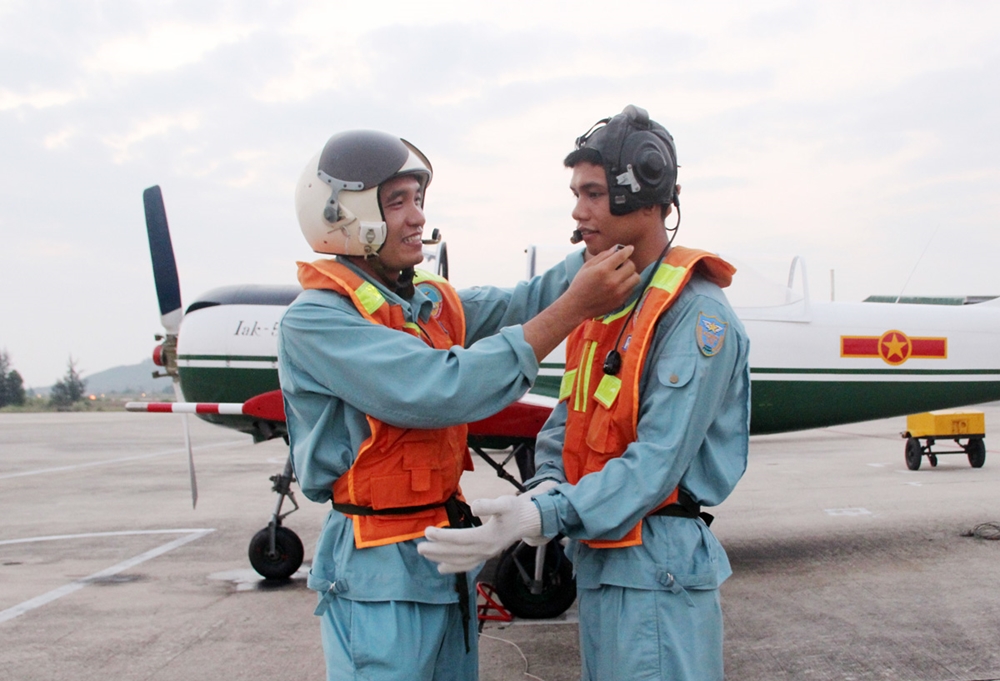 Tình đồng đội, thày-trò bên máy bay IAK-52...