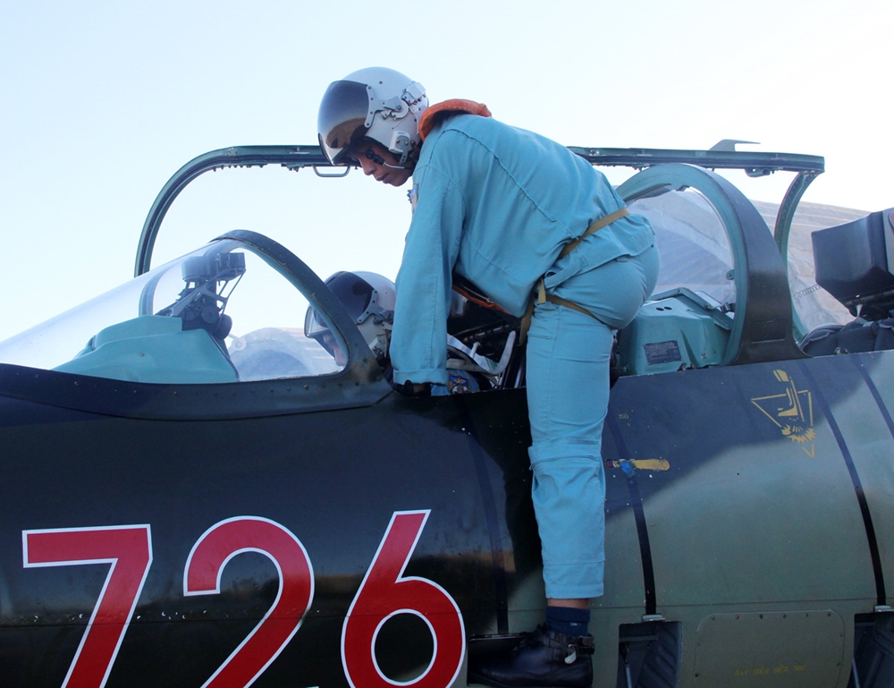 Giảng viên hướng dẫn học viên chuẩn bị buồng lái trước khi mở máy huấn luyện.