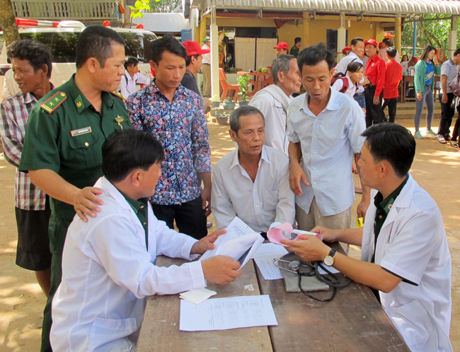 Bộ đội Biên phòng Kiên Giang khám bệnh, cấp thuốc miễn phí cho người dân Campuchia