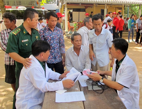 Bộ đội Biên phòng Kiên Giang khám bệnh, cấp thuốc miễn phí cho người dân Campuchia