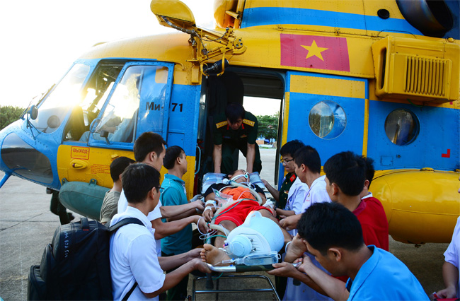Bay cấp cứu bệnh nhân trên đảo Sinh Tồn