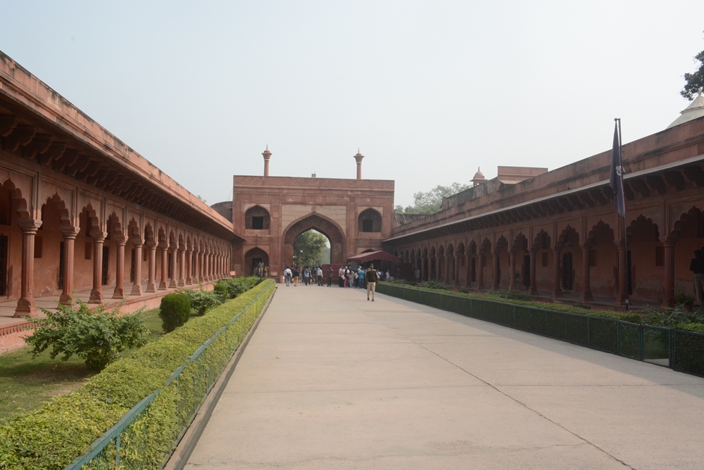 Cổng chính dẫn vào khu trung tâm được làm bằng đá sa thạch đỏ.