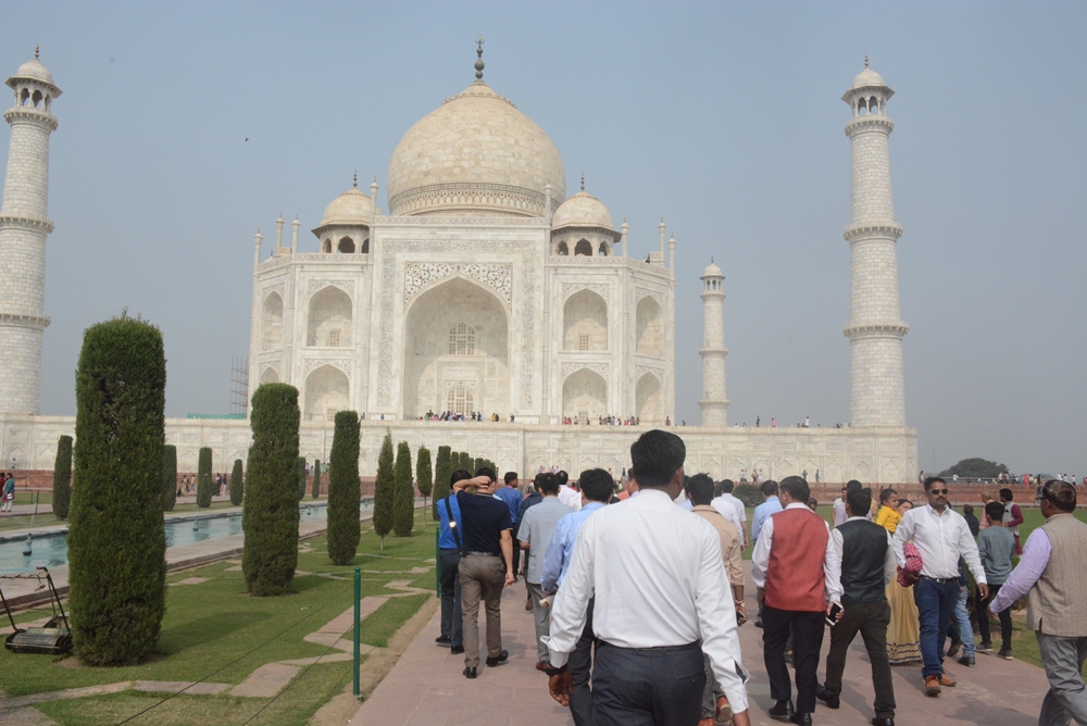 Lăng mộ đứng trên một bệ hình vuông. Cấu trúc nền lớn và có nhiều phòng. Taj Mahal được coi là hình mẫu tuyệt vời nhất của kiến trúc Mugul của người Ấn Độ xưa.