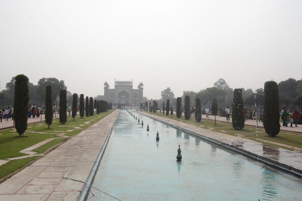 Từ chính diện Taj Mahal nhìn ra là hồ nước xây bằng đá và những hàng cây được tính toán theo những triết lý riêng biệt về vũ trụ, mang ý nghĩa là một trong những dòng sông của Thiên đường. Phức hợp này được đặt trong và ngoài một khu lớn, được chia thành bốn phần.