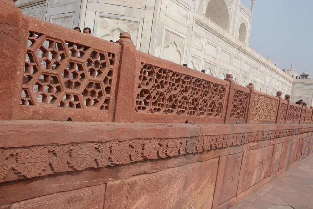 Phía ngoài của tháp chính đặt lăng mộ được bao quanh bởi bức tường đá sa thạch đỏ.