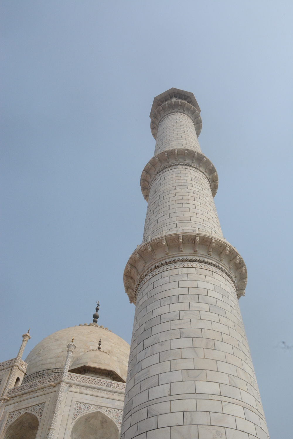 Bốn chiếc trụ đá ở bốn góc với những phiến đá khổng lồ xếp chồng lên nhau.