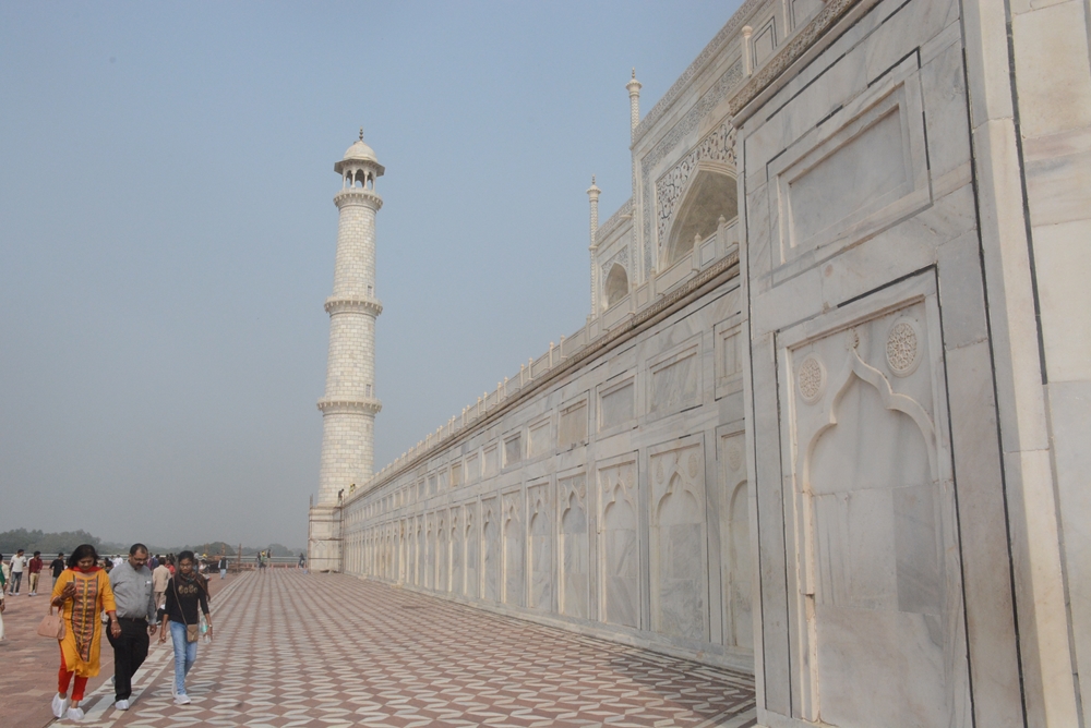 Taj Mahal là một quần thể khiến du khách bị choáng ngợp.