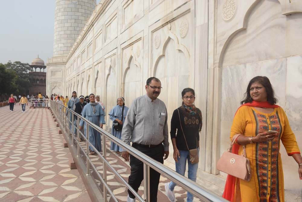 Trên tường thành, các chi tiết được chạm khắc trên đá rất tỉ mỉ.