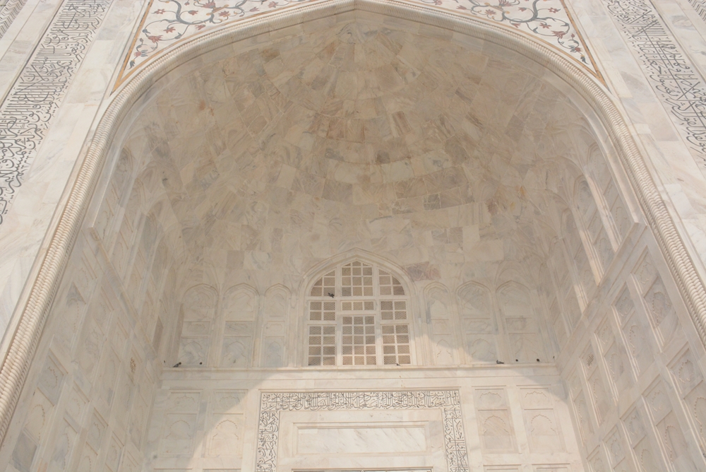 Những người thợ xây dựng sử dụng kỹ thuật rất độc đáo khi xếp những tảng đá chồng lên nhau.