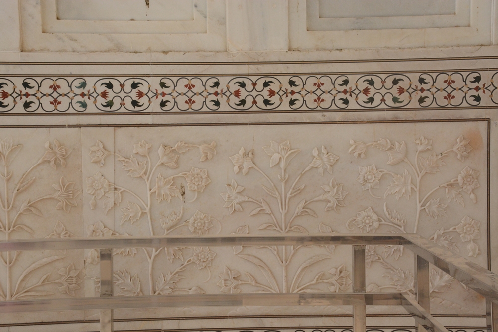 Mỗi bức tường đều là một bức tranh đá, thể hiện kỹ thuật chạm khắc tinh xảo.