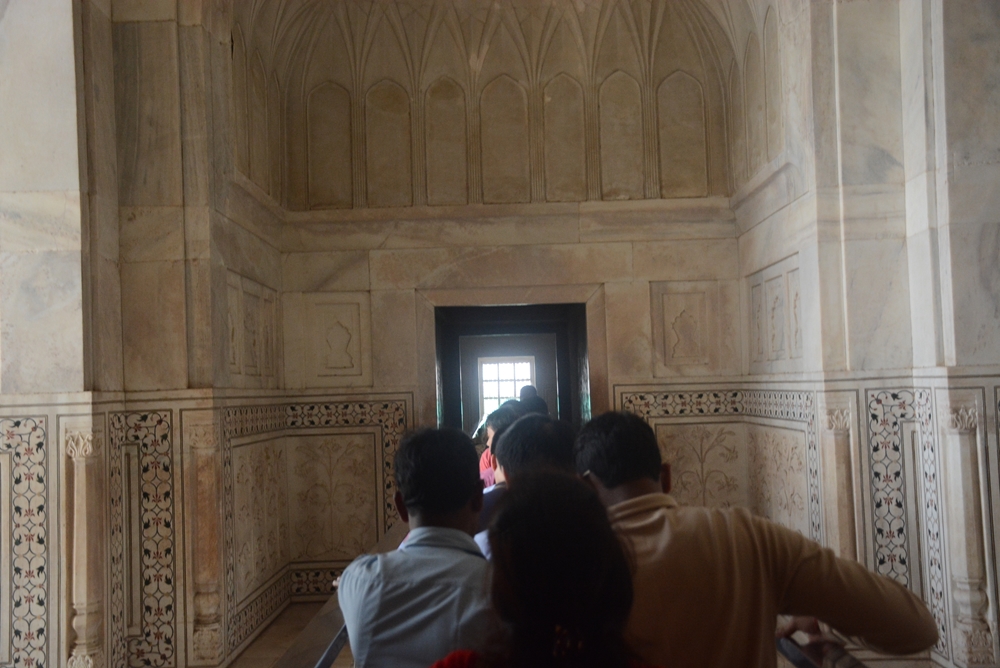 Nơi dẫn tới chỗ đặt những chiếc quan tài làm toàn bộ bằng đá quý. Nơi đặt thi hài rất kỳ bí, ánh sáng mặt trời và mặt trăng từ đỉnh tháp chiếu thẳng duy nhất vào được đây theo một triết lý của trời đất.