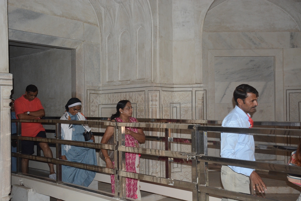 Du khách có thể đứng lại quan sát những chiếc quan tài nhưng bị cấm hoàn toàn việc quay phim, chụp ảnh trong này.