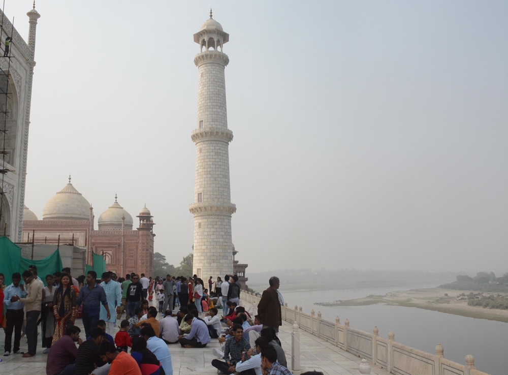 Taj Mahal được đặt cạnh dòng sông càng tôn lên cảnh quan choáng ngợp và hài hòa của công trình vĩ đại này.