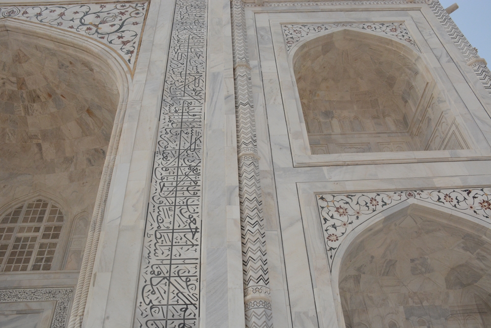 Những vòm trần và những bức tường đá được trang trí các hình học phức tạp.