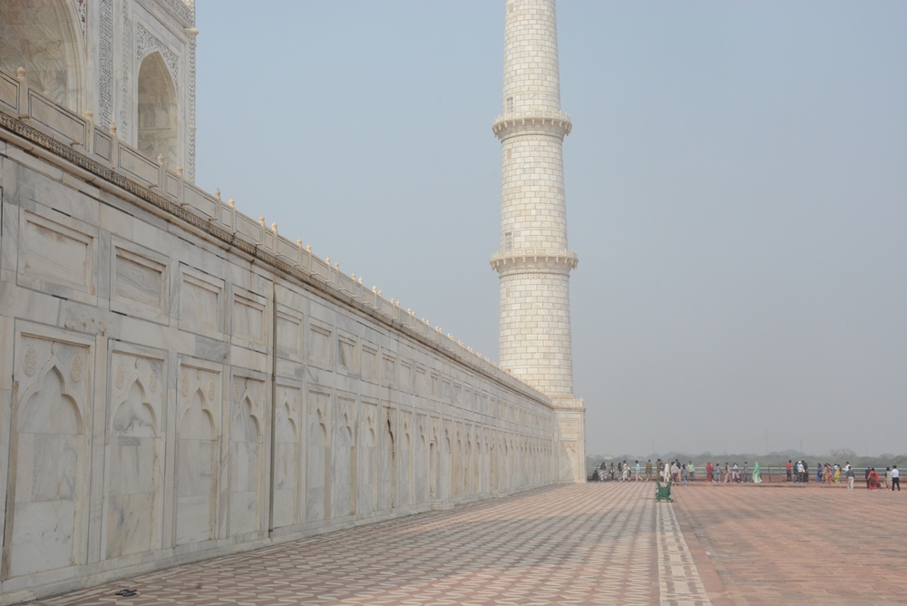 Tiếp đó là lớp tường thành bằng đá cẩm thạch chạy suốt tòa tháp chính.